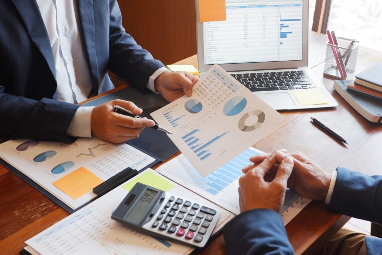 business consulting businessman meeting brainstorming report pro